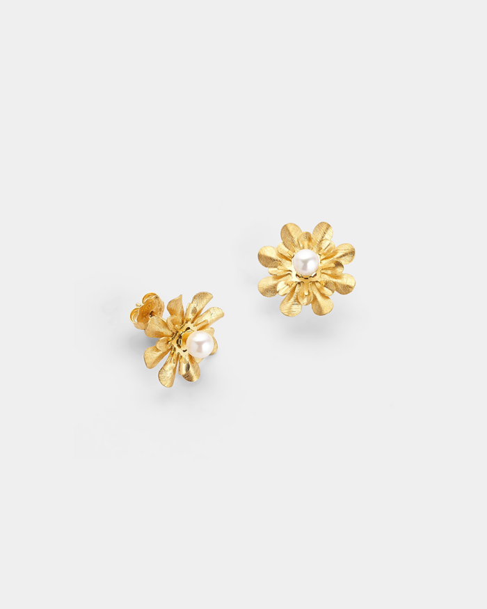 Vogue stud earrings in flower shape and a central pearl in gold-plated Silver 925