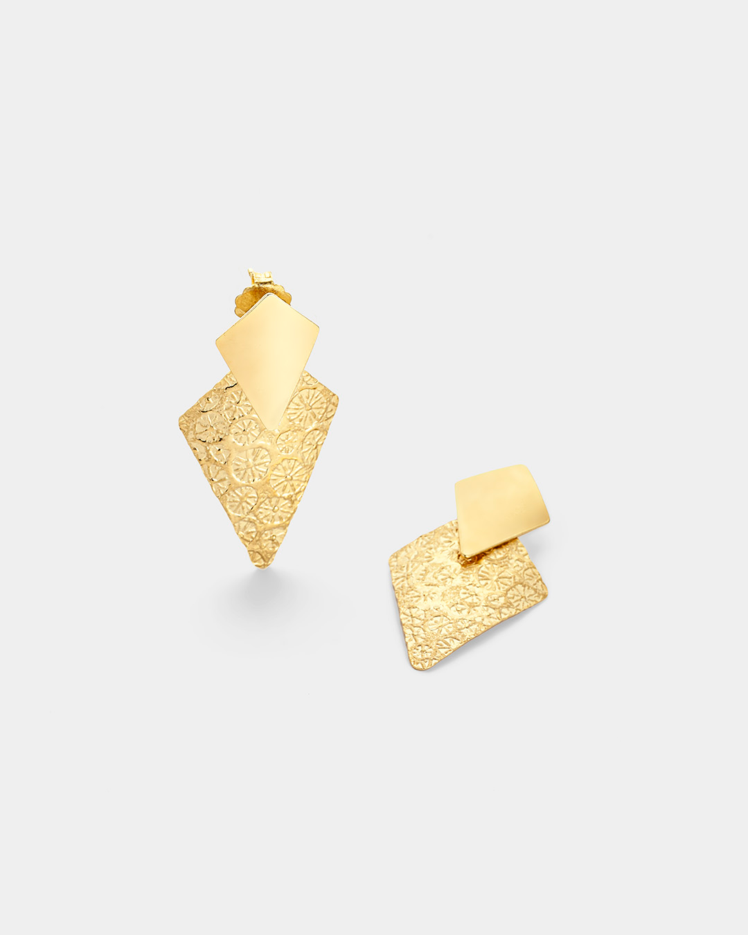 Vogue rhombus earrings with polish & textured finishing in gold-plated Silver 925